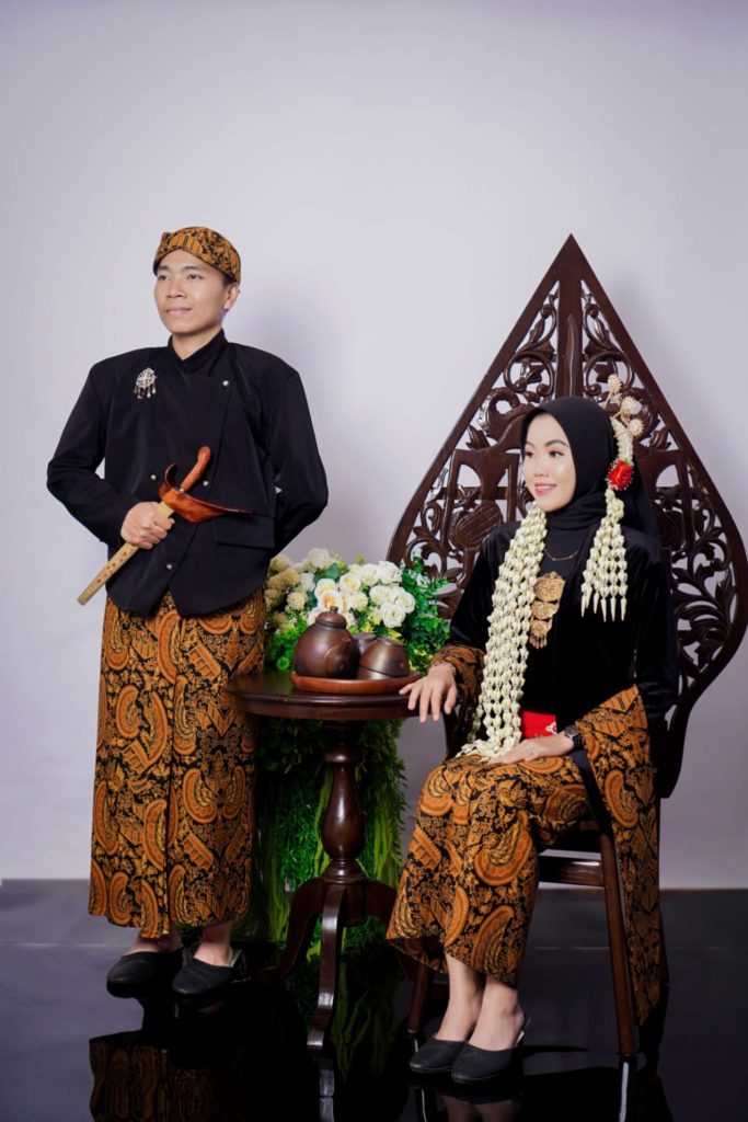 Foto prewedding adat Jawa dengan busana pengantin tradisional di studio Gala Foto Studio
